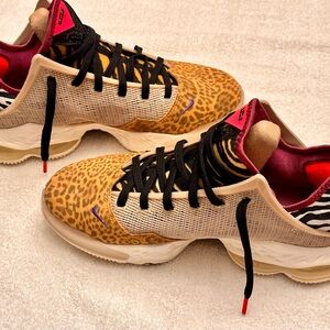 BRAND NEW IN BOX - NIKE AIR ** LEBRON XIX LOW **  MENS size 8 women 9.5